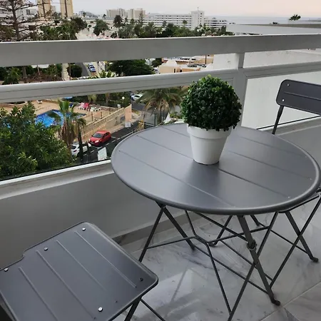 Las Americas Evening Escape With Air Conditioning! דירה