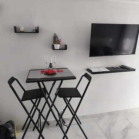 Americas Evening Escape With Air Conditioning! Apartment
